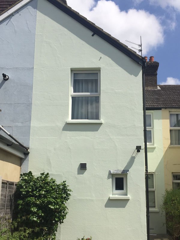 kandmdecorating's tweet photo. Just posted our 40th case study https://t.co/gzGUTviPA2 an #exterior #painting project on a #Horsham mid terrace house. We sand/filled all soffits, boards and rendering and applied #Dulux weathershield, satin black to the soffits and boards and Alpine to all walls front and back. https://t.co/KPJW1Q7FD3