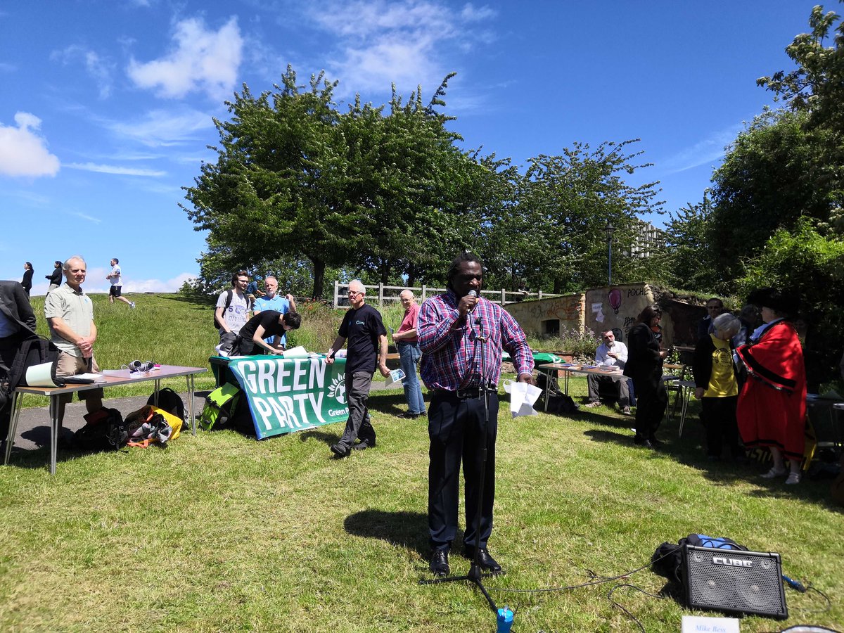TheBristolCable's tweet photo. Cable reporter @lornastephens0n is at #CleanAirDay in Bristol, organised by Bristol Clean Air Alliance. Ex poet laureate Mike Chambers has been performing poetry about Bristol's air @cleanairdayuk @DayBristol @BCC_Clean_Air https://t.co/5tUkYa8g01