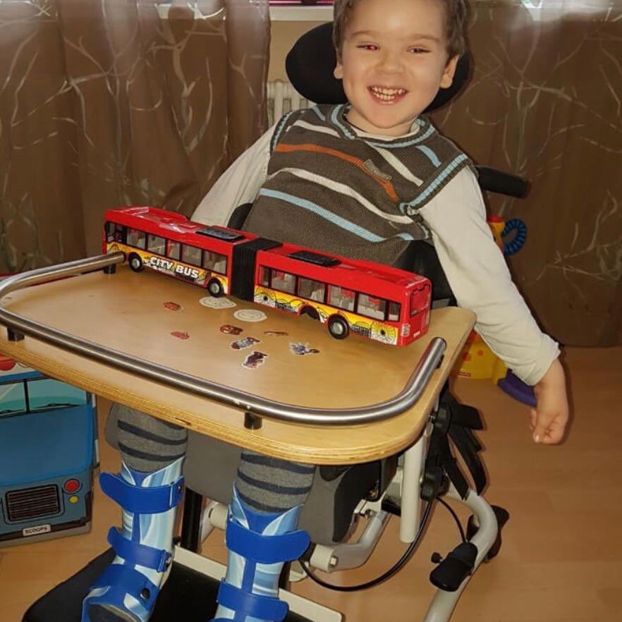 Dank unserer Weihnachtsaktion 2017 konnten wir Leonidas damals einen Swivel Walker zur Verfügung stellen.🤝

Da der kleine Kämpfer im vergangenen Jahr gewachsen ist, musste sein Korsett angepasst werden. Die Kosten dafür haben wir gerne übernommen. 💚

📝 tonikroos-stiftung.de/blog/artikel/n…
