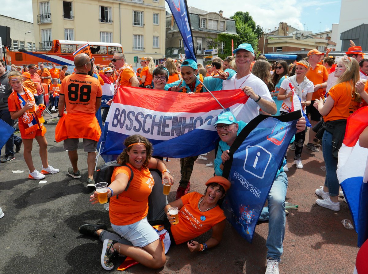 VilledeReims's tweet photo. Près de 6000 supporters des #PaysBas à #Reims pour le dernier #match avant le 1/8 de finale, et une superbe #ambiance à la #FIFAFanExperience !
#NEDCAN https://t.co/UelzHl6ILv