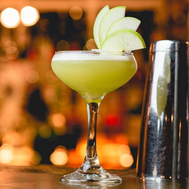 Jaksmayfair's tweet photo. Jak’s Green Apple Martini will keep you nice and refreshed this summer 😋 #jaksmayfair #cocktail https://t.co/nxOKOHu4lI https://t.co/tQR53st3Uj