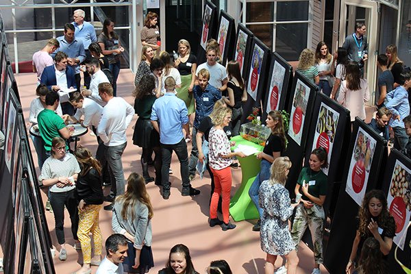 greenacademyHAS's tweet photo. Veel interesse voor de #Kennisexpositie waar ruim 170 afstudeeropdrachten van #HAShogeschool studenten worden gepresenteerd. #HASYE19 https://t.co/BVovEEUXBg