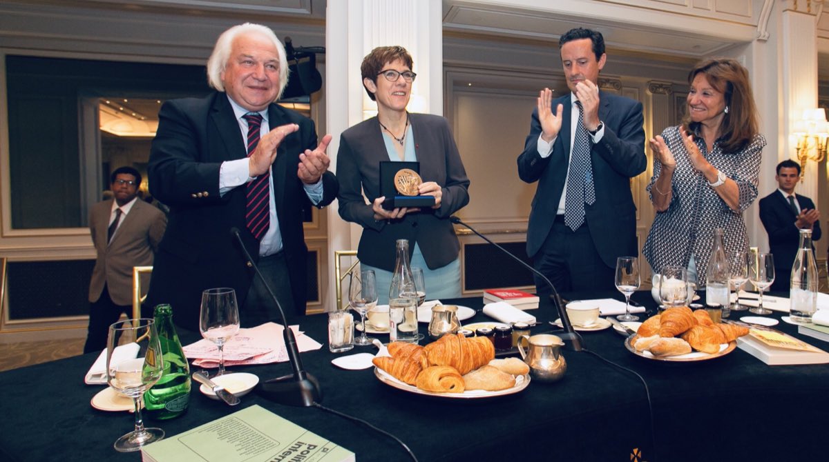 In #Paris erhielt <a href="/akk/">A. Kramp-Karrenbauer</a> die Auszeichnung „l’Européen de l’année“ der französischen Fachzeitschrift Politique Internationale für ihren unermüdlichen Einsatz für #Europa und seine Werte. Der Preis ist dabei Ehre und Verpflichtung zugleich.