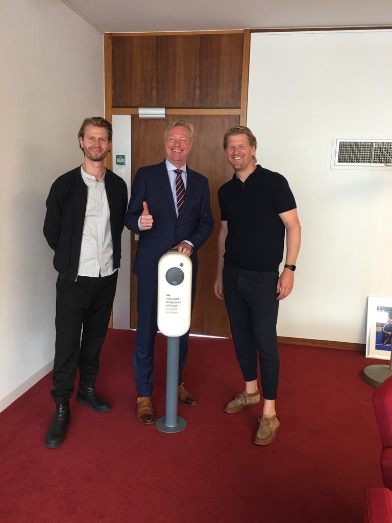 DellenJan's tweet photo. Overhandigd door #Floris Schoonderbeek en #Maarten Verweij van studio #Powerama laadpunt #lolo voor elektrische auto's, voortgekomen uit een ontwerpwedstrijd door @gemeentearnhem @Alliander #Syntens Van pionier tot meeste oplaadpunten, 50.000, in Europa. Gaaf en super innovatief https://t.co/vjbxkuba35