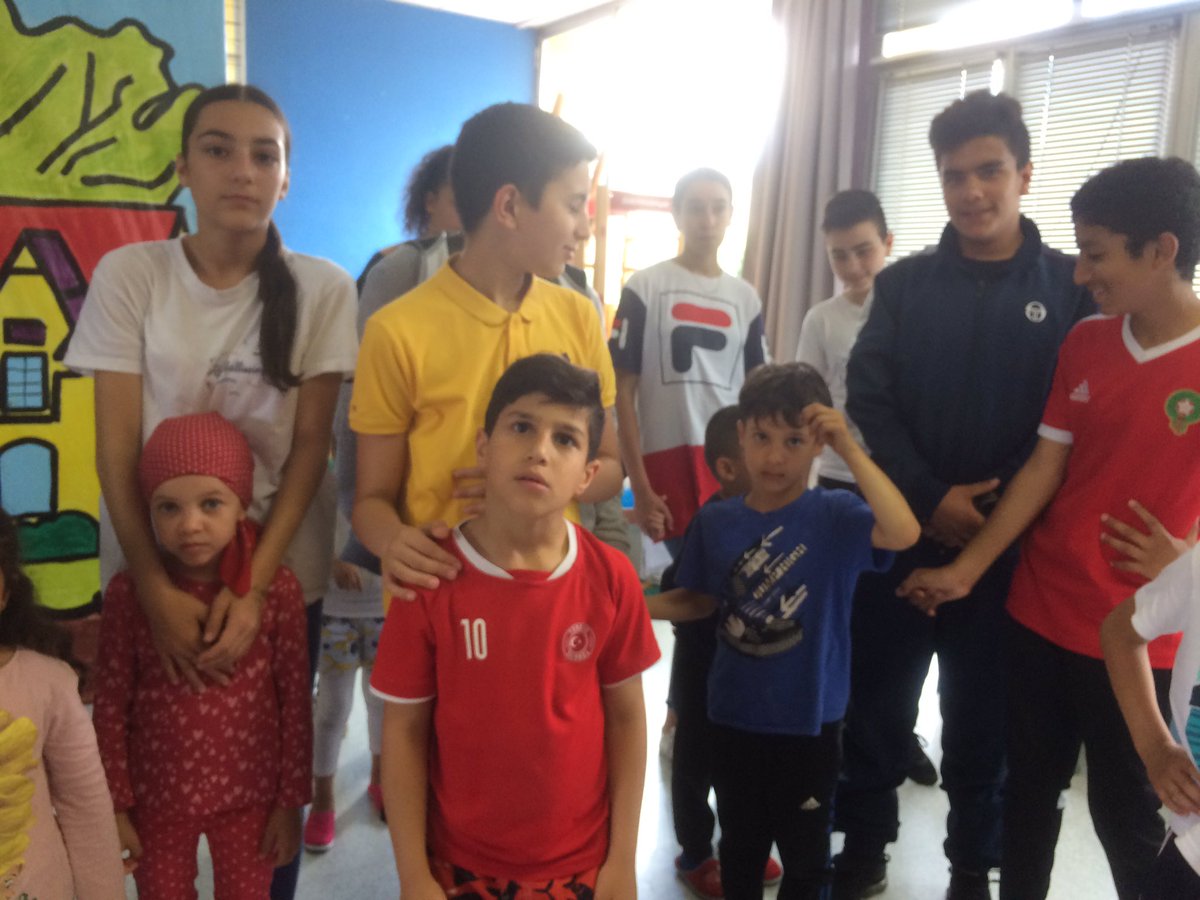 HautesVignes's tweet photo. Nos élèves de #cinquième aident tous les élèves de la maternelle de l’école G. Edme à présenter leur travail de ce cette semaine aux familles. Musique, chants, mise en espace, travail sur la voix et le corps... #liaison #interdegre @AcCordees @Villeaudincourt https://t.co/oY8mThOk2Q