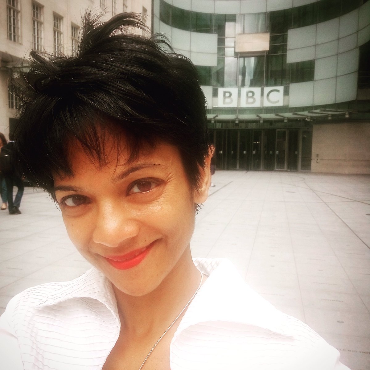 VenaRamphal's tweet image. Brought The Shape Of Stillness to the BBC today -had fun giving the week’s news stories a dance and wellbeing twist! @bbcasiannetwork 💃🧘‍♀️🙂

The Shape Of Stillness #dance performance is here bit.ly/OGDanceShape
#indiandance #dancer