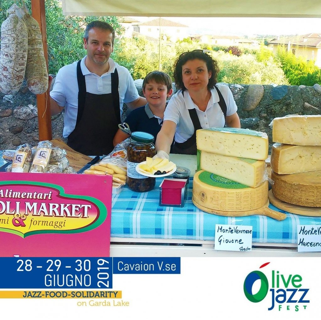 o_livefest's tweet photo. Un ulteriore elemento d'identità di O Live Jazz Fest è quello dei Vini e dei Sapori tipici, a partire dai Vini Bardolino e Bianco di Custoza e dal Formaggio Monte Veronese, qui ben rappresentato dall'Alimentari Tonoli, proprio in centro al paese. https://t.co/34uNsDsmpg