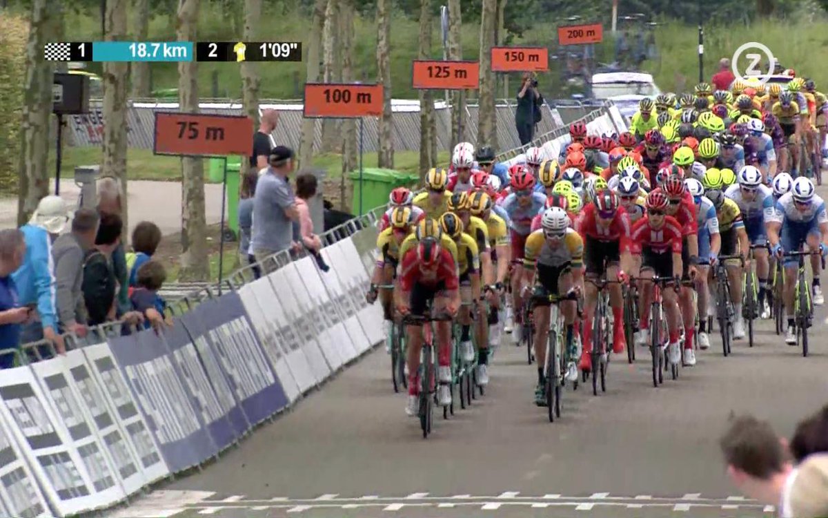 #ZLMTour🇳🇱 

The peloton is onto the last lap of the finish circuit and we're helping at the front of the bunch to bring the break back!

They have a 1'09" advantage with just under 19km to go.