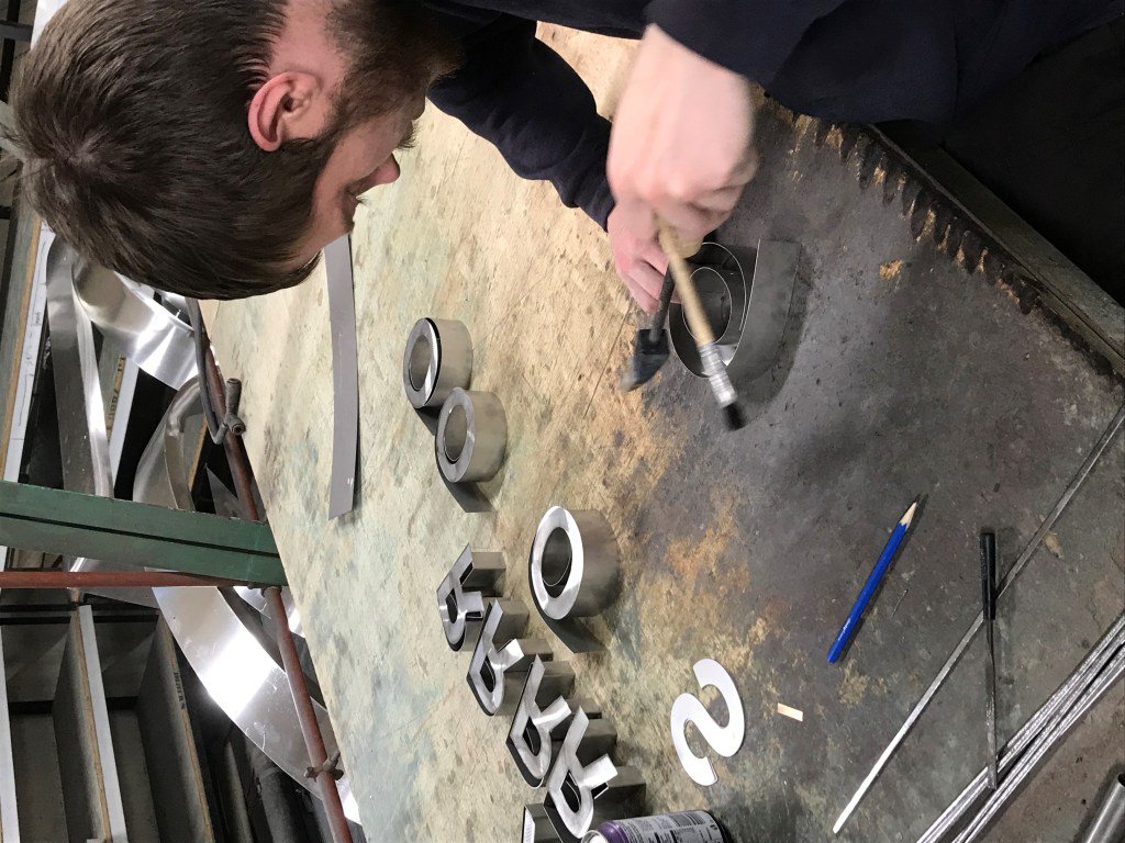 Optimism high in sign and graphics industry, according to new research uksigns.org/industry-news/…