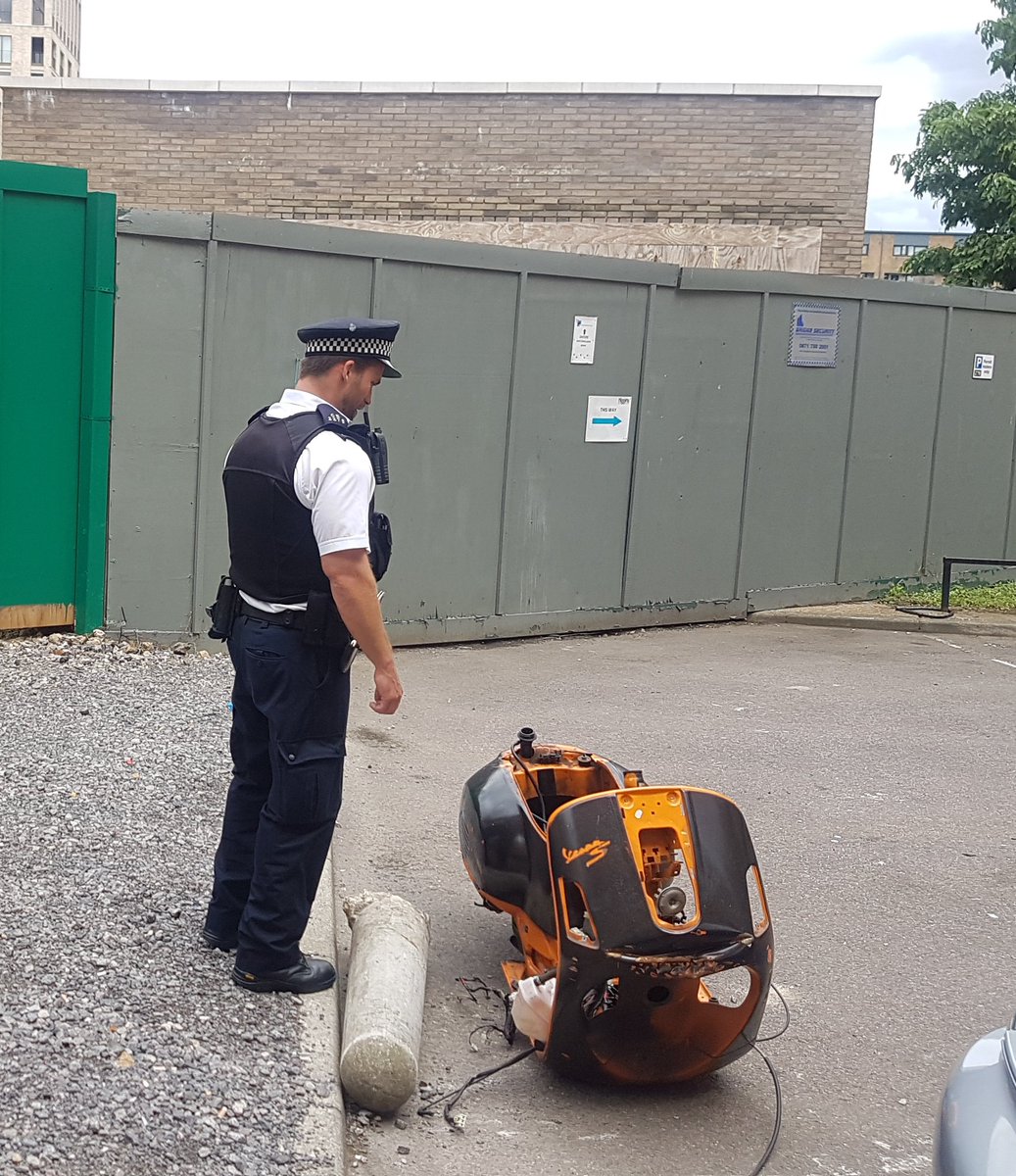 MPSWoodberryDwn's tweet photo. #Teamwork out today carrying out foot patrols with @MPSBrownswood + @MPSStamfordHill on #Brownswood and around. Also assisted @hackneycouncil checking and dealing with #Moped issues. Great to see #PCHiggins wearing his #BeatHelmet for once for the full #BobbyOnTheBeat effect! https://t.co/xU9hPN4aNW