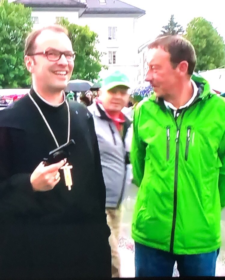 Glad prest uten grunnleggende våpenopplæring fyrer i gang dagens etappe i Sveits rundt.