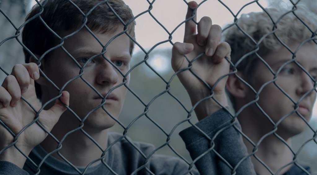 spoilerpage's tweet photo. Boy Erased (2018) สร้างจากชีวิตจริงของเกย์คนหนึ่งที่เป็นลูกบาทหลวงและถูกส่งไปสถานบำบัดที่ดูแลโดยโบสถ์ สะท้อนให้เห็นความรุนแรงทางกายและใจที่ส่งผลกระทบต่อชีวิตคนๆ หนึ่ง การแสดงของลูคัส เฮ��จ์ยังคงทำได้ดีเหมือนเดิม ดูได้ใน TrueID หรือแผ่น DVD ที่เริ่มวางจำหน่ายแล้ว #movietwit https://t.co/RXmvklW0Ia