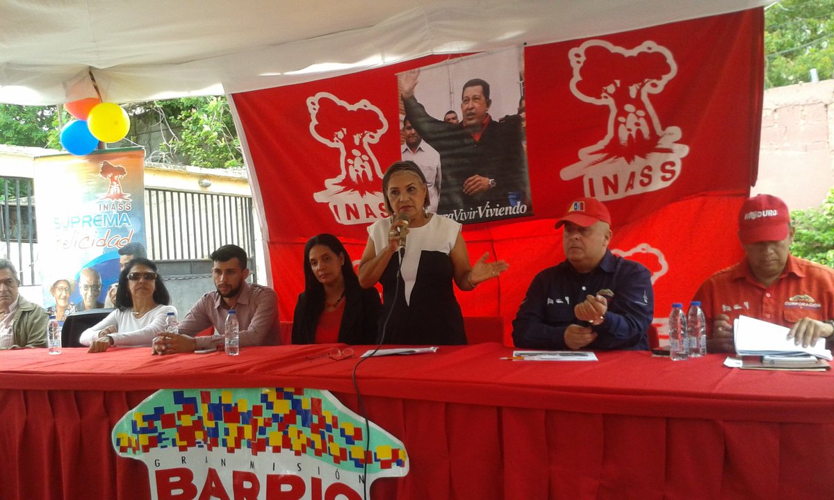 salainass's tweet photo. #InassAlDía
Continúa el acto de entrega de las Kits de mantenimiento para los 33 Centros, con las palabras de la Presidenta del INASS @gladysrequena agradeciendo por esta hermosa la labor Revolucionaria. 
#VenezuelaEsPazYProtección 
@vmsfelicidad @DPresidencia @Barrio_Tricolor https://t.co/Ni1J0rTVmh