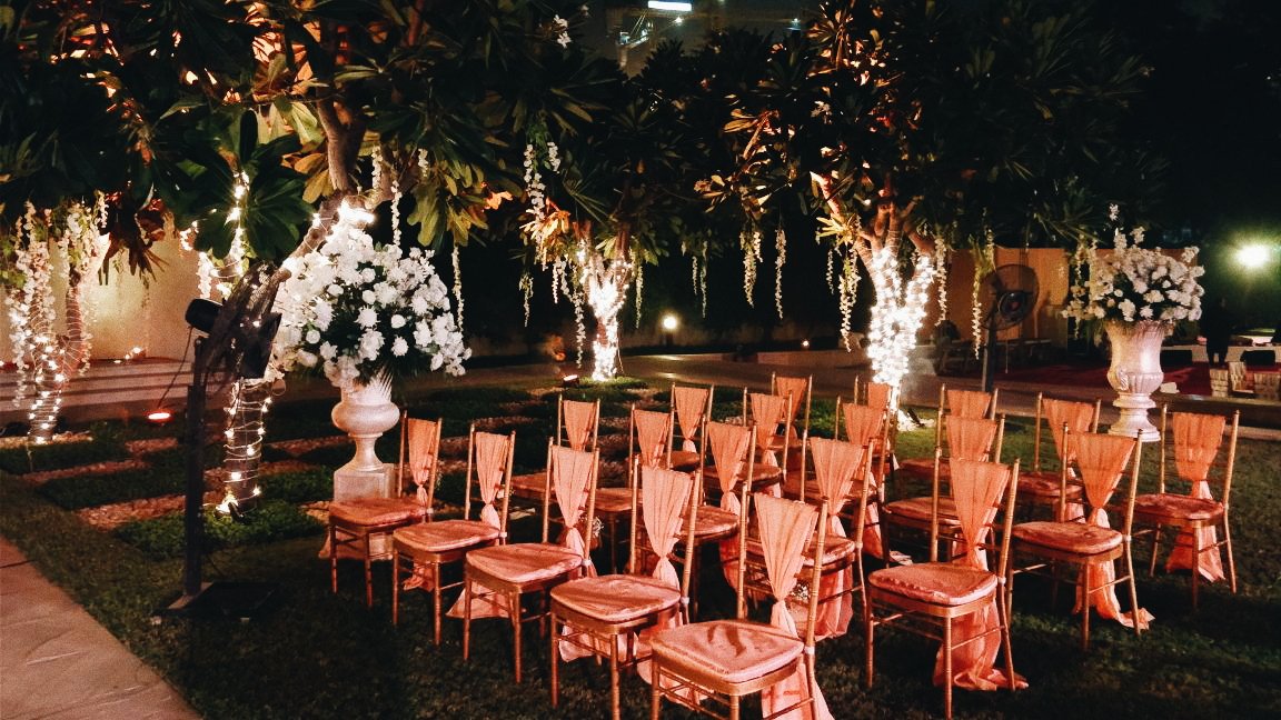 bugs_designbug's tweet image. Sheer fabrics in pastels look wonderful on the back of pretty chiavari chairs. We took some visual cues from nature and paired the fabric with delicate blossoms. This is a stunning option for outdoor weddings.

#weddings #weddingdecor #weddingplanning #weddingplanner #floraldecor