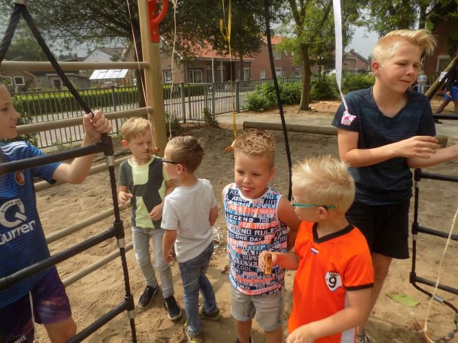 PCBSDeHoekstee's tweet photo. Gr 8 heeft de afgelopen weken samen met juf Annaï een kabouterpad gemaakt. Vanmorgen hebben ze het kabouterpad uitgezet op het schoolplein en konden de kleuters de spelletjes, onder begeleiding van de kinderen uit gr 8, spelen. https://t.co/KRTXECRGDl . 
#Beerzerveld #Ommen https://t.co/IPad1fA1tc
