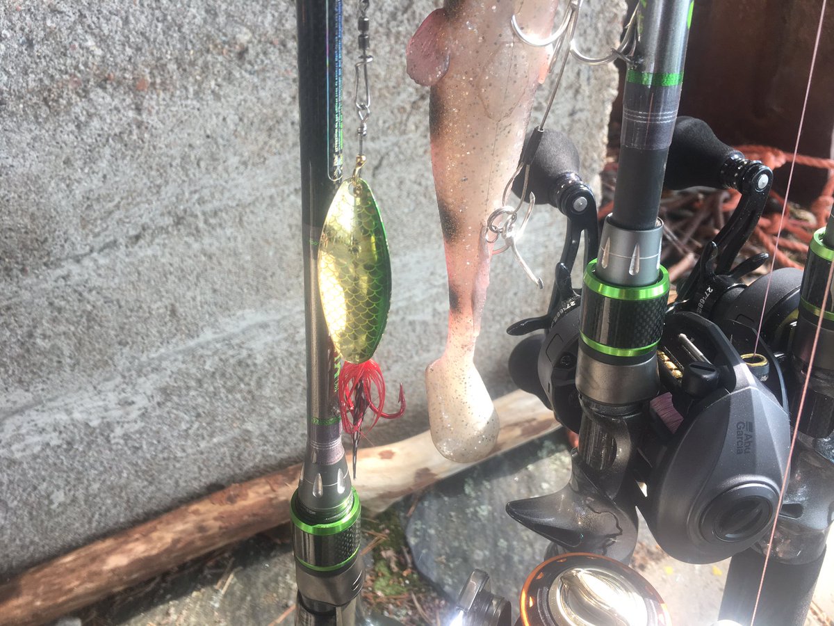 JaniNupponen's tweet photo. Nyt @KimmoMatikainen vapise, ahventa alkaa nousta ylös. Eka kävi kutittelee Abun lippaa, sun salainen ase on vielä kokeilematta. #kalastus #AbuGarcia #Gunki https://t.co/vVNmuDDVlJ