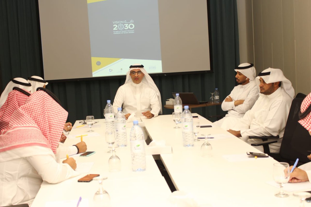 عدد من مدراء العلاقات العامة والإعلام في إدارات حكومية بـ #جازان خلال الاجتماع التحضيري الأول للملتقى الإعلامي الذي سيكون بالمنطقة وتنفذه #جمعية_منار_للاعلام بشراكة مع جهات حكومية وأهلية وخاصة، وستعقبة عدة اجتماعات تحضيرية قبل انعقاد الملتقى خلال الربع الثاني من عام ١٤٤١هـ