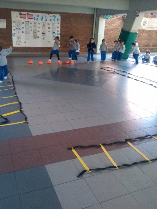 StePeti's tweet image. #EntradaEnCalor kids. Una forma de comenzar a moverse sin que sea con una mancha. #Saltar es divertido y hacerlo con #ControlCorporal es muy importante.
#EducacionFisica a full #PhysEd y viva el #Movimiento.