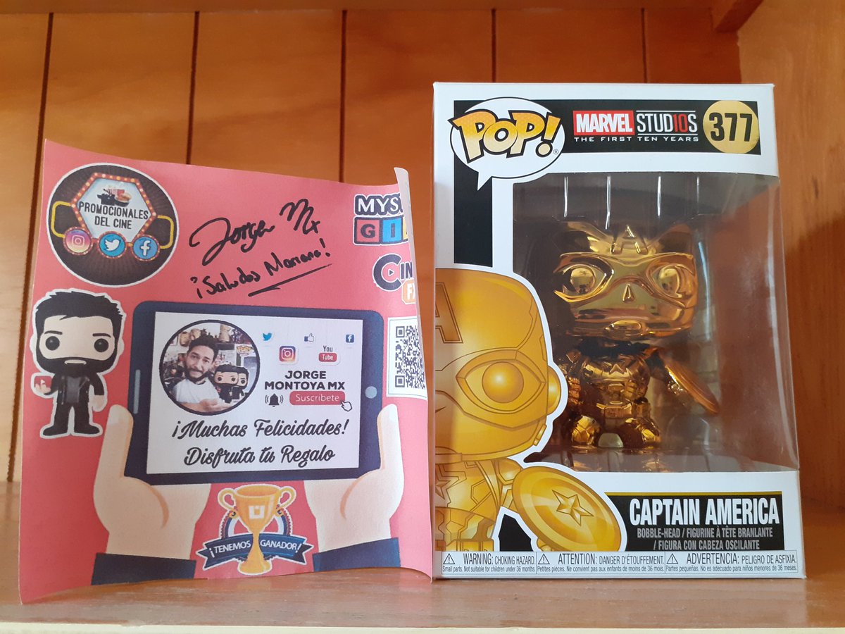 Con mi funko de Capitán América en casa. Muchas gracias a @JorgeMontoyaMX @CineFX_Digital e @IniciativaV. Sigo emocionada, es tan bello.