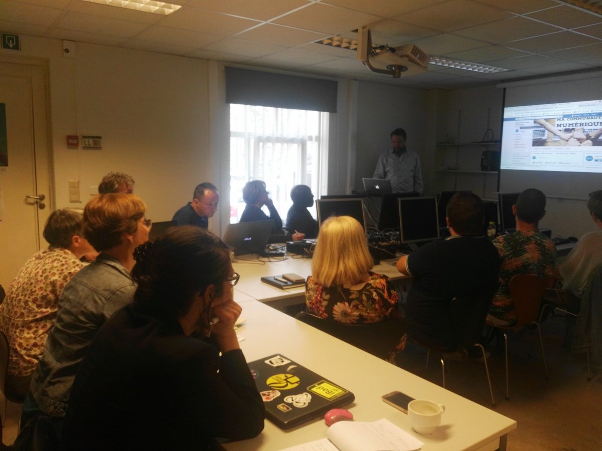 Atelier de formation pour mieux gérer sa communauté numérique à l'epn media-animation Namur rejoignez le groupe Facebook  macommunautenumerique