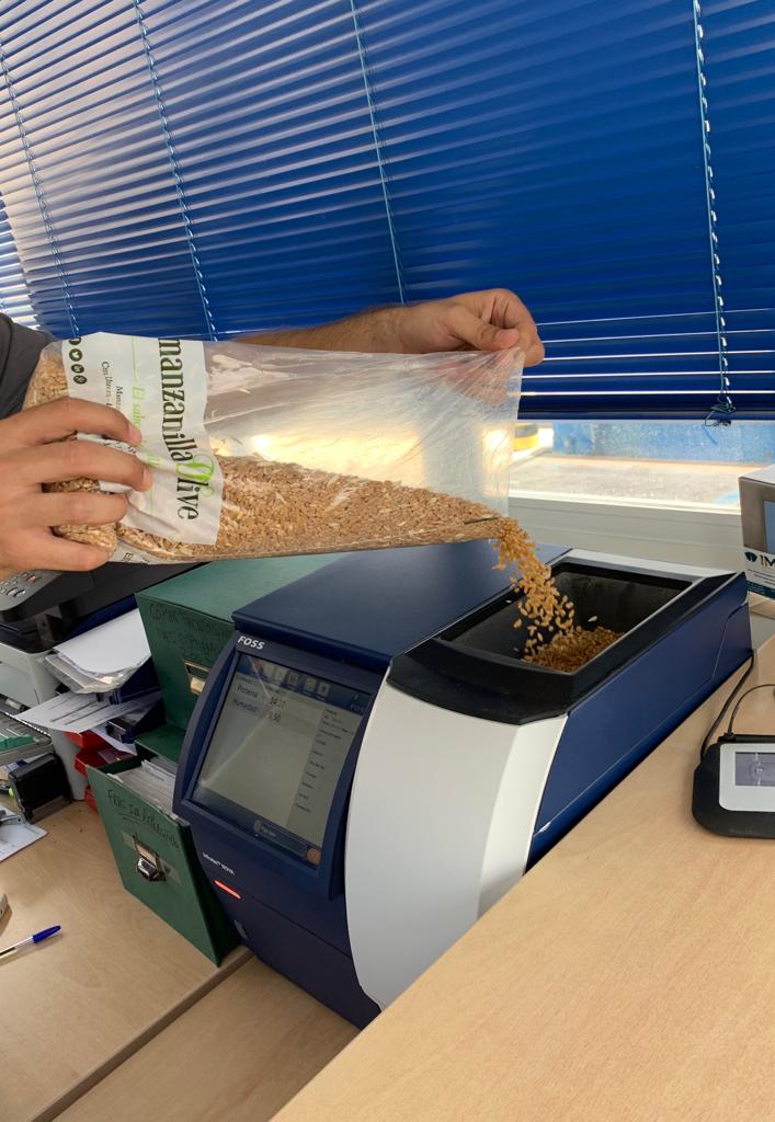 🚜¡Seguimos en campaña!🚜

Y por ello, hoy queremos mostraros el proceso de entrada, donde analizamos la calidad y variedad de cereal antes de realizar la descarga.

#pueblaoliva #aove #cereal #campaña