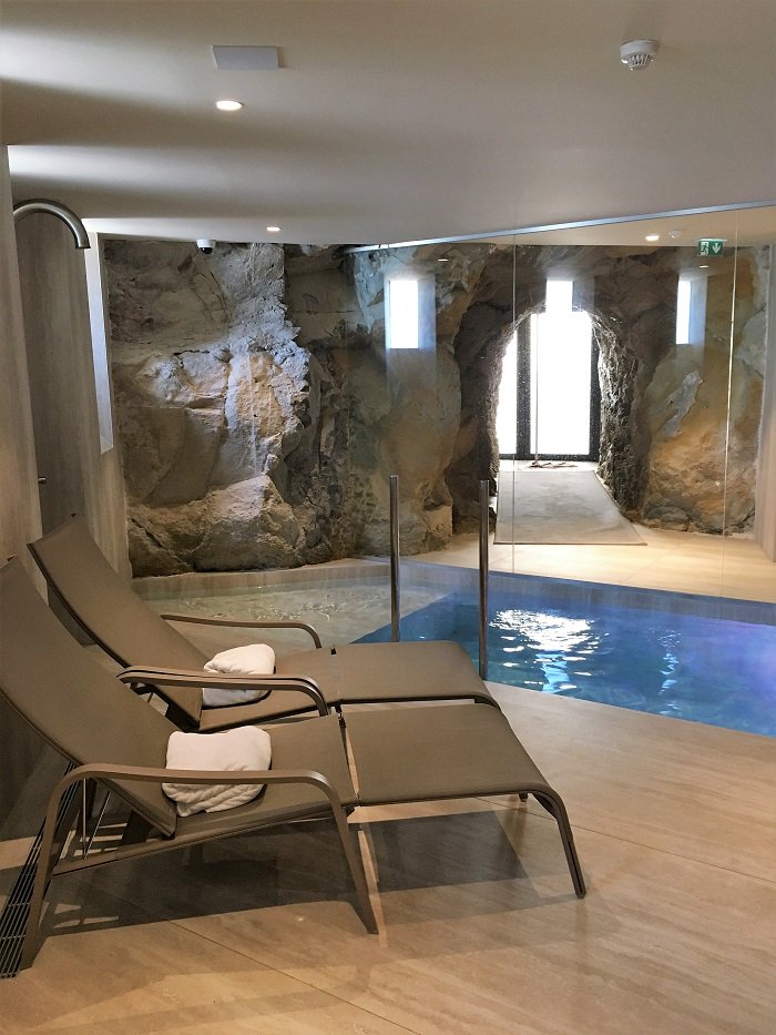 Aujourd'hui, on ne vous emmène pas manger mais ... dormir ! Nous avons eu la chance de pouvoir séjourner dans le nouvel #hôtel #LesBordsdeMer et nous avions envie de partager cette expérience avec vous. Plus belle la vie avec <a href="/lesfoodeuses/">Les Foodeuses 🍽</a> ! bit.ly/2x805Zz #Marseille