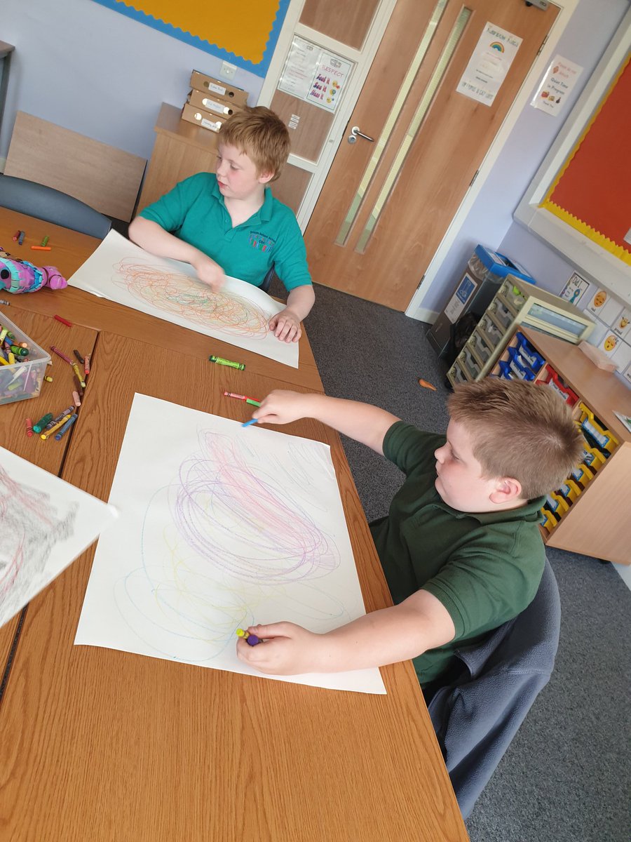 WLClass2CSC's tweet photo. This week we began a 5 stage art project. We began by listening to music by some famous composers, thinking about how the music made us feel and using colours and strokes to reflect those feelings. S said enjoyed listening to Hall of the Mountain King by Edvard Grieg. 🎨🎶🎵🖍 https://t.co/AdfdvrplkC