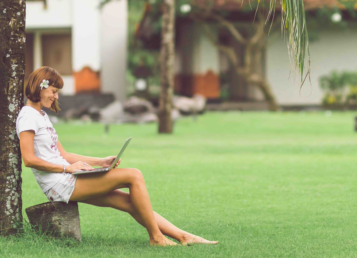 Upwork's tweet photo. . @LinkedIn wants you to keep busy during those endless summer days ☀️ by creating a #SummerLearningList. Here are some courses to get you started: https://t.co/Zu6kB1Dm52 https://t.co/LZX8h7DgI9