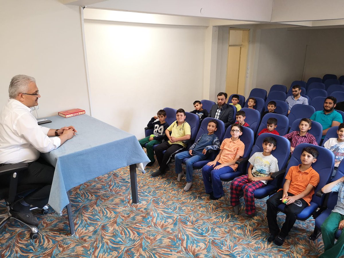 İlçe Müftümüz Muhammet Salman ve İlçe Vaizimiz Ramazan Demirel, Alucra Müftülüğü bünyesinde eğitim öğretime devam eden Erkek Hafızlık Kur'an Kursunda eğitim gören yeni ve eski hafız adayı öğrencilerle bir araya geldi.  Eğitim öğretim yöntemi hakkında bilgilendirme yapıldı.