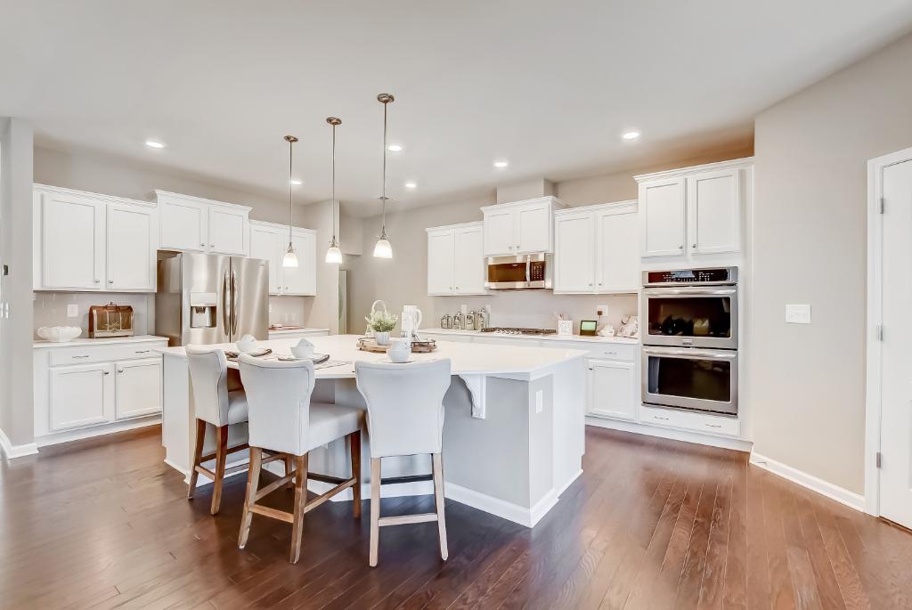 LennarCharNC's tweet photo. Do you LOVE this all-white kithen?! #KitchenDesign #InteriorDesign #EverythingsIncluded #Quartz #WhiteCabinets #Davidson #NewHome https://t.co/t4iXIHQwUw https://t.co/sGkDfUhGXf
