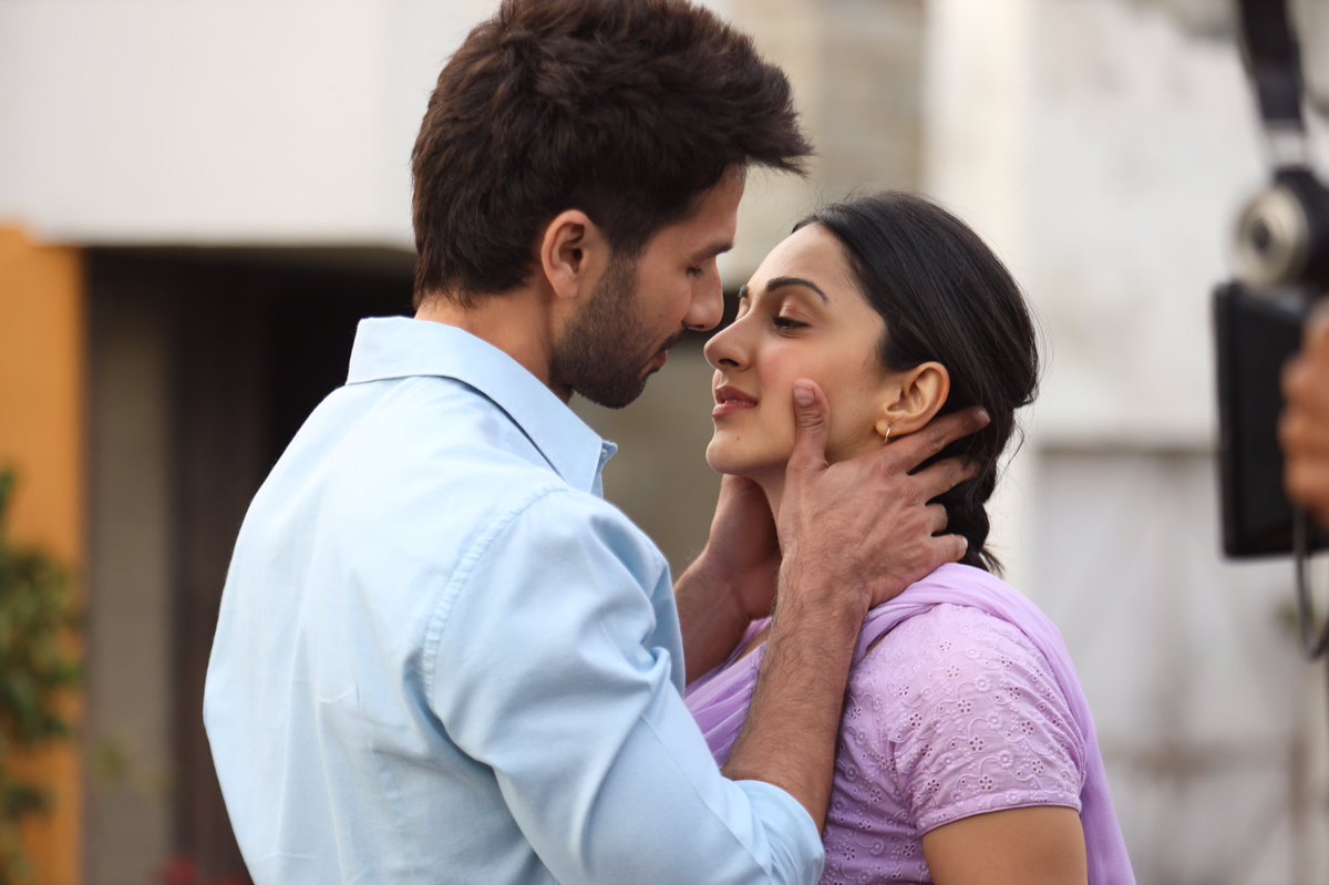 #OneWordReview...
#KabirSingh: POWERFUL.
Rating: ⭐️⭐️⭐️½
Not the typical romantic saga. Unconventional, but powerful. Shahid is outstanding, career-best act. Kiara is lovely. Director Sandeep is an incredible storyteller. Overstretched runtime is a deterrent. #KabirSinghReview