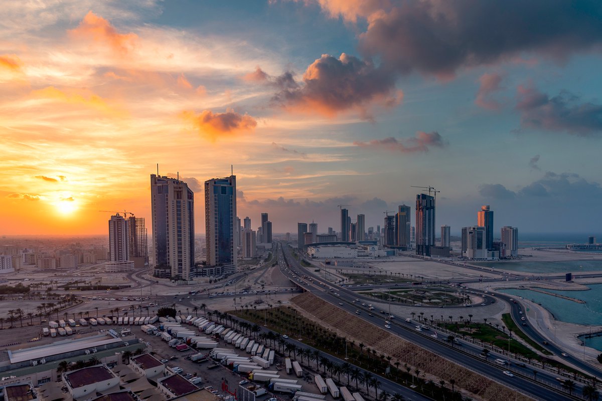 Above the city - Manama, Bahrain 🇧🇭 #citylights #travelphotography #nightphotography #bahrain #photography #landscapephotography #manama #photooftheday #momentoftheday #exclusiveshot #bahrainphoto #bhphoto #bahrainphotographer #nikond810 #abovethecity #bahraintourism