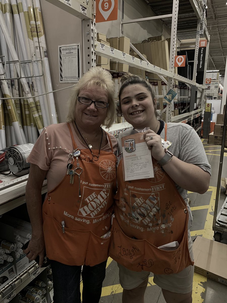 2561Cahall's tweet photo. @PamSteelbabe40, our D24 supervisor recognizing Stephanie for providing excellent customer service! Way to go Steph! @MikePoss4 @BryanDa18519492 @b_mungul @HDguyDE #BuiltToBringIt #D164OrangeProud #ma2019spring https://t.co/pNNB64j2X7