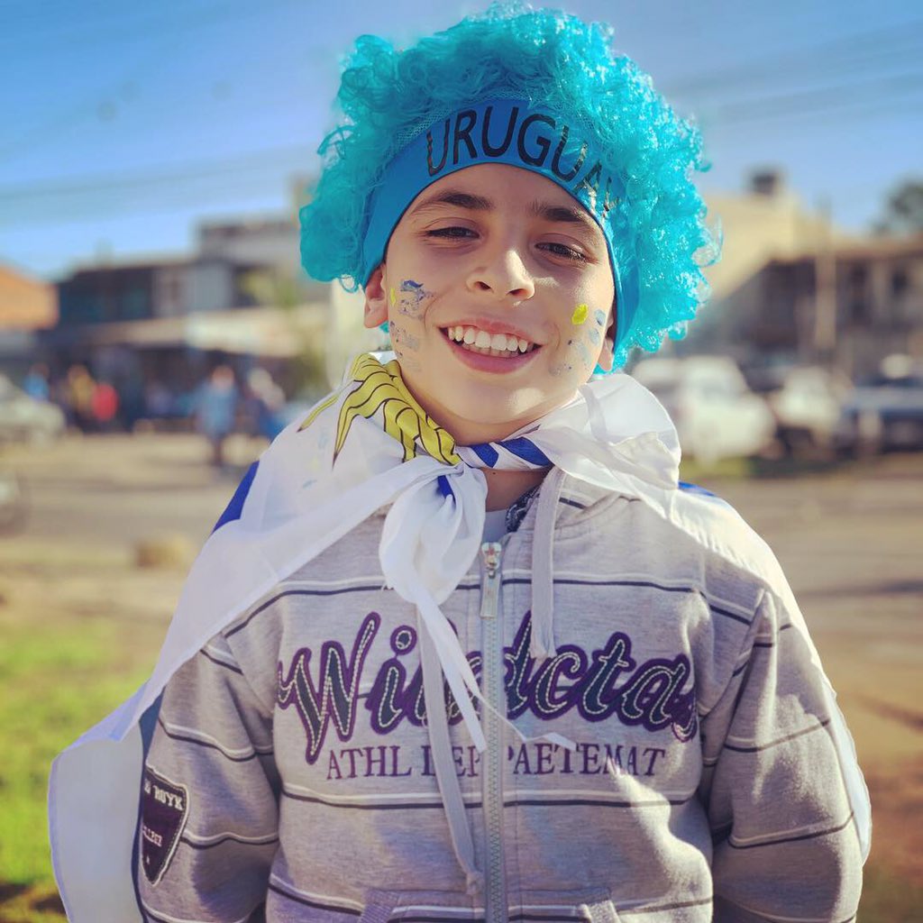 revistazaga's tweet photo. Se ven grupos de amigos y familias que llegaron a #portoalegre desde todos diferentes puntos del país. 

#laceleste #copaamerica2019 @fundacionceleste @aufoficial @copaamerica https://t.co/6YumgmY572