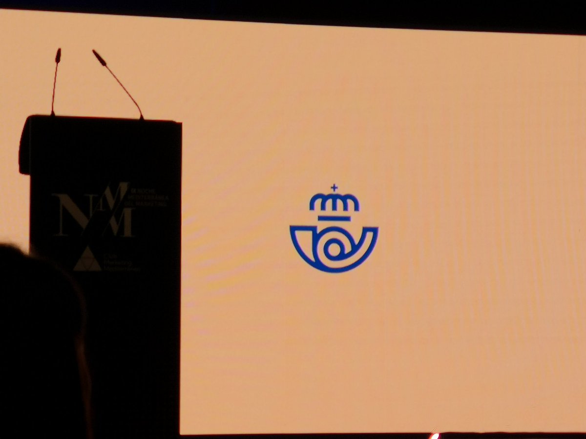 clubmktmed's tweet photo. 'El 70% de compras en China son online y desde @Correos fuimos conscientes que era necesario adaptar nuestra identidad de marca a la era digital' by Raúl Bosque, responsable de desarrollo de negocio Zona 5 de @Correos en la #NocheMarketing19 https://t.co/8lN2HUHXuE