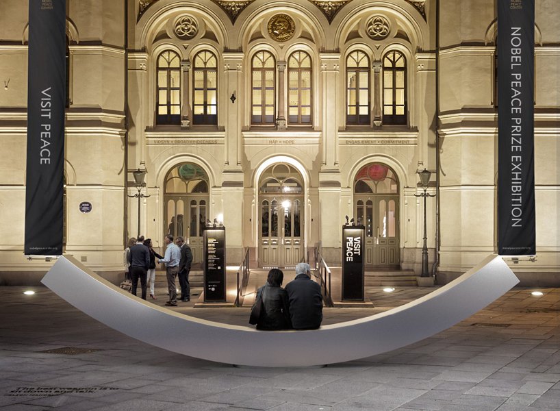 #ImageduJour «Le banc de la paix» devant le siège des Nation Unies, symbole de diplomatie et de dialogue via designboom.com/design/snohett… #design #symbole #futuriste #snohetta