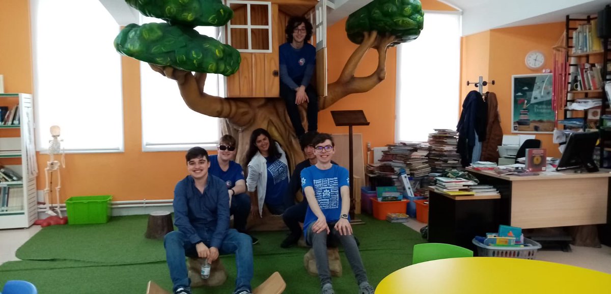 Iraisy's tweet photo. El escuadrón de ayer @Brico_Labs @droid_project  cosas mágicas pasan cuando llevas a tus amigos frikis a tu cole https://t.co/ZvSGKraNqB
