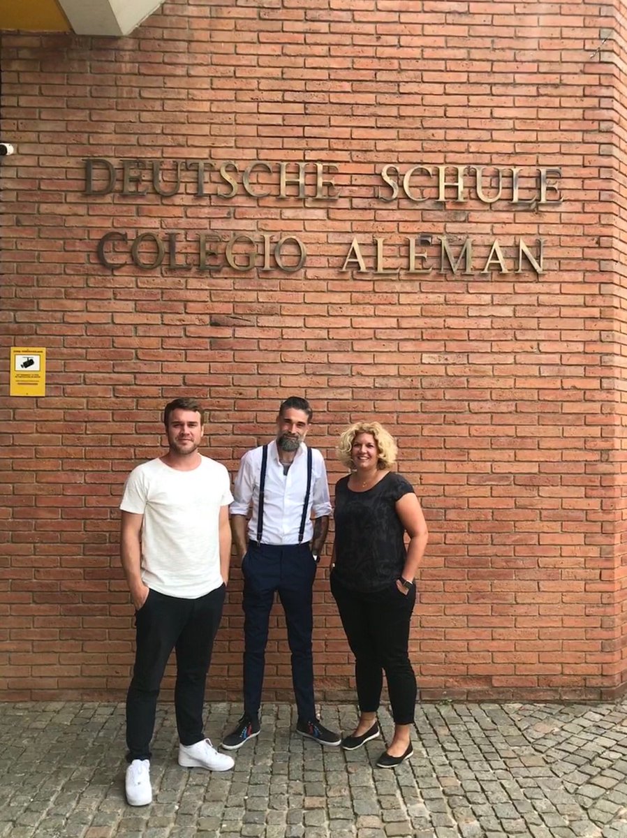 stollermax's tweet photo. #ettt #mobilelearningtoolkit #tabletteachers #mobileslernen Müde und erschöpft von unserem Workshop an der Deutschen Schule Barcelona. Die Tablet-Teachers waren heute an der DSB zu Gast. Tolles Kollegium! Hat Spaß gemacht! https://t.co/yc0nq8qdHj