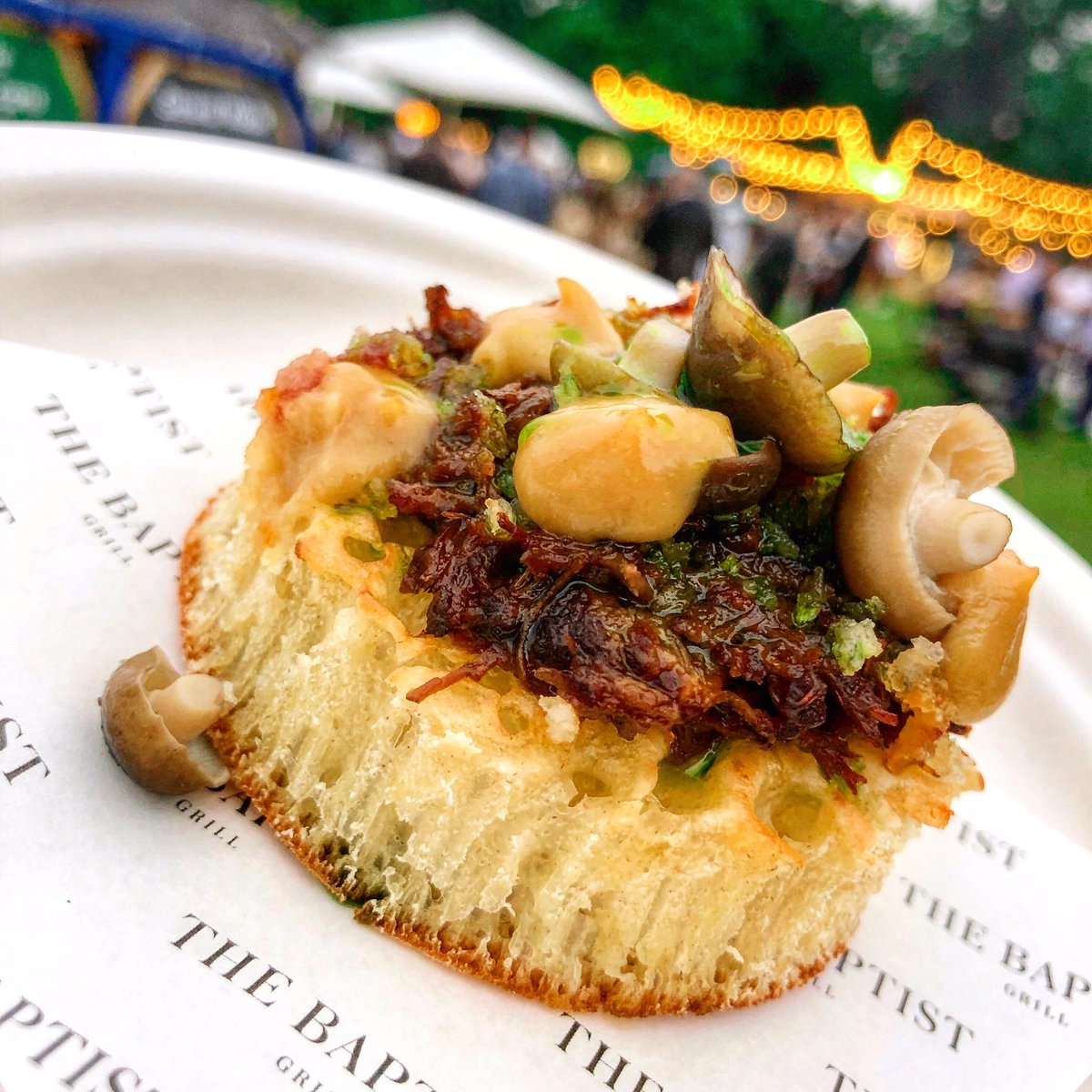 Close up! Heading to <a href="/TasteofLondon/">Taste of London</a>? You’ve got to try the Cheeky Crumpets at The Baptist Bar &amp; Grill by <a href="/tonyflem/">Tony Fleming</a> 👌
Toasted crumpet, smoked bone marrow butter, shredded beef cheek, bacon crumb...YEAH!
📸 @FernAndHerFood