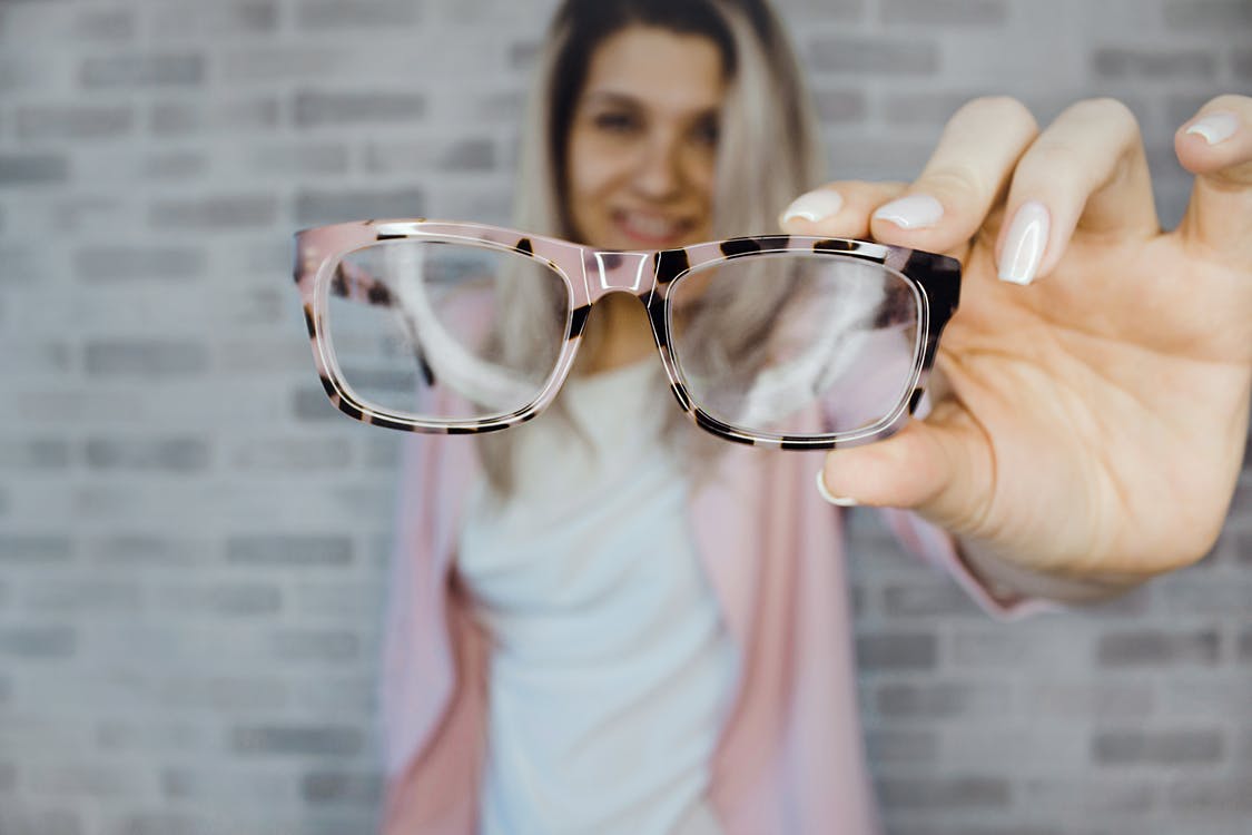 MINSAPma's tweet photo. Cada vez es más común ver a personas jóvenes usar lentes. La vista cansada y borrosa es una consecuencia de pasar largas horas frente a una computadora y celular, la cual genera daños a corto plazo. #MinsaTips https://t.co/8tgyZ1pjPy
