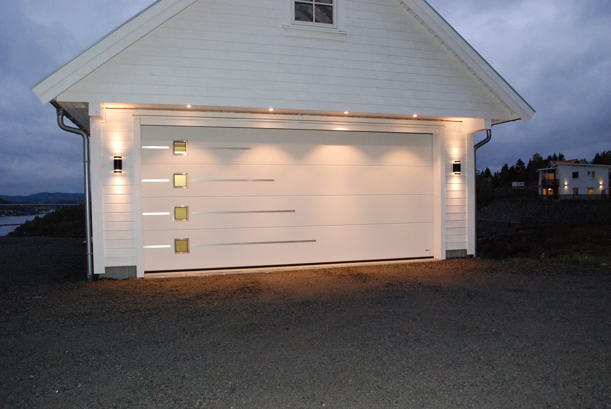 En garasjeport er et viktig og svært synlig bidrag til å gi din bolig en presentabel fasade. Vi leverer villaporter etter ditt ønske og tilpasser porten etter dine mål. Kontakt oss og vi kommer ut og hjelper deg med å finne en bra løsning for din garasje!