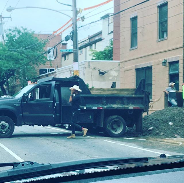 Need some stones delivered? #philly apparently has a cowboy stone delivery guy. Who knew? #phillygram #instaphilly #philadelphia #southphilly #phillyigers #jawnville bit.ly/2WWGtHa