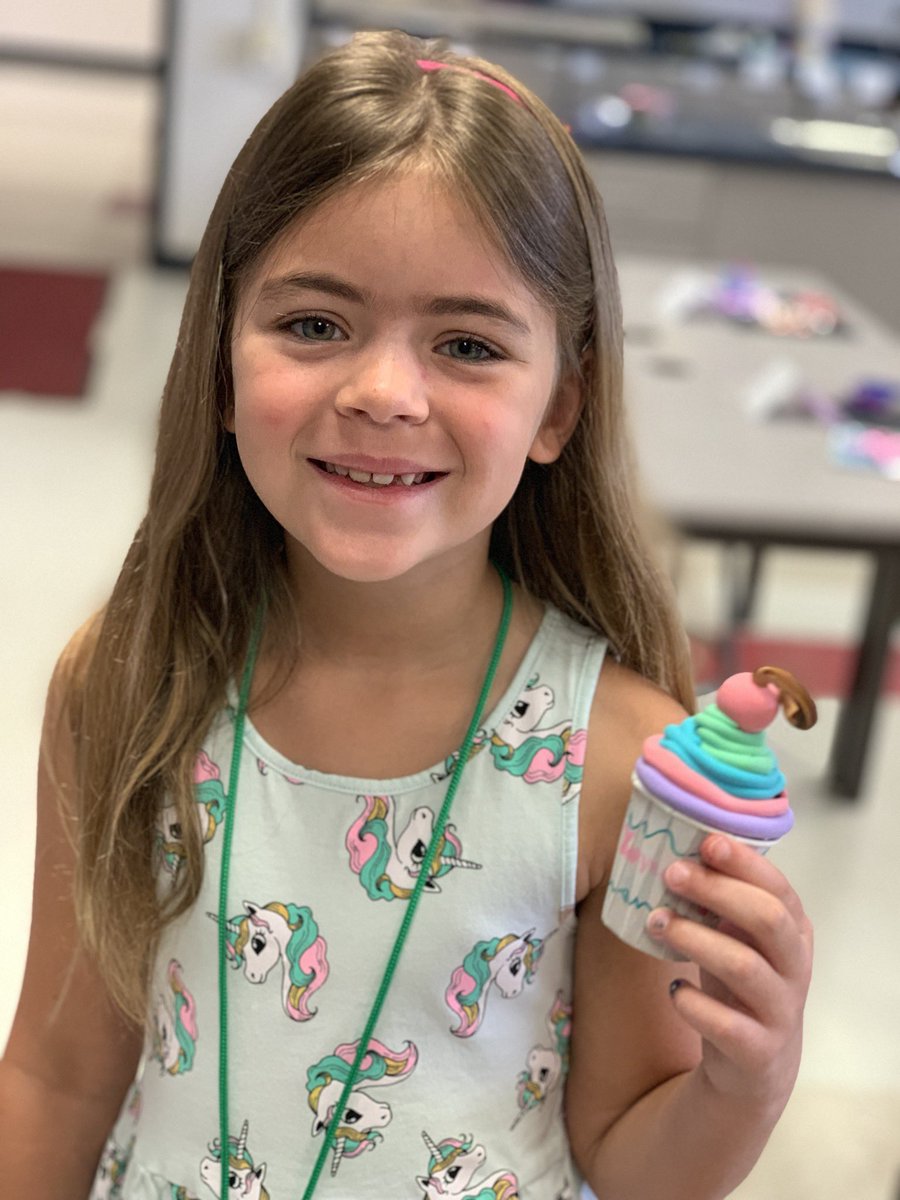 PopesArtRoom1's tweet photo. Cupcake Decorators!!! #EASAGE_CFB #CFBMatterstoMe https://t.co/MgvEVFXLP7