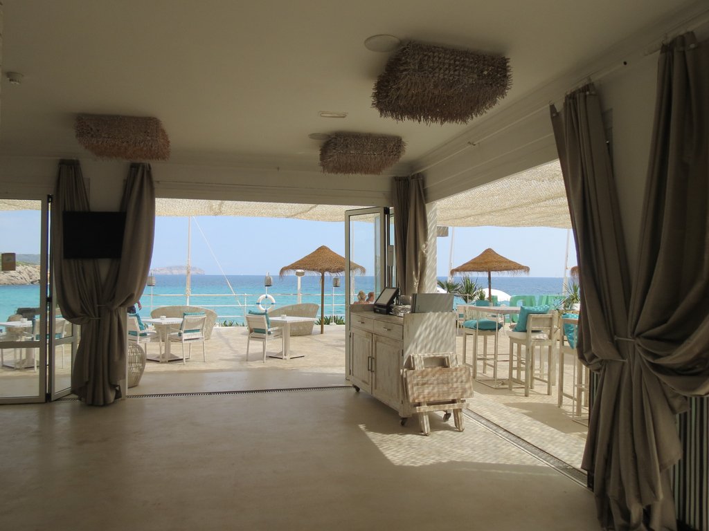 Atzaro Beach blijft toch wel een favoriet plekje bij ons. Een fijne plek aan het strand, leuk voor kids én in de winter geopend :-) ibizagevoel.nl