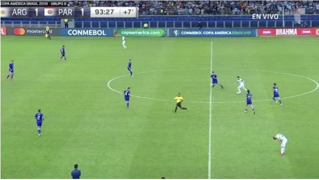 Así juega la Selección Argentina, Messi llevando la pelota, ocho futbolistas paraguayos cerca y escalonados para impedirle accionar. Un argentino 25 metros a la derecha y otro a unos 15 arreglándose las medias.