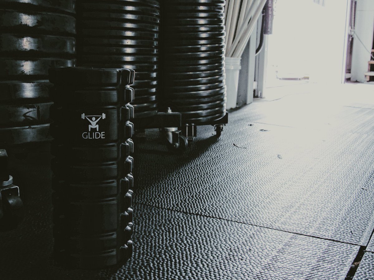 Why Use a Foam Roller?🤔⬇️
—
•Increase Blood Flow 
•Improve Flexibility
•Increased Range of Motion
•Injury Prevention
•Reduce DOMS 
—
The GLIDE Foam Roller has a triple grid system to emulate the human hand!