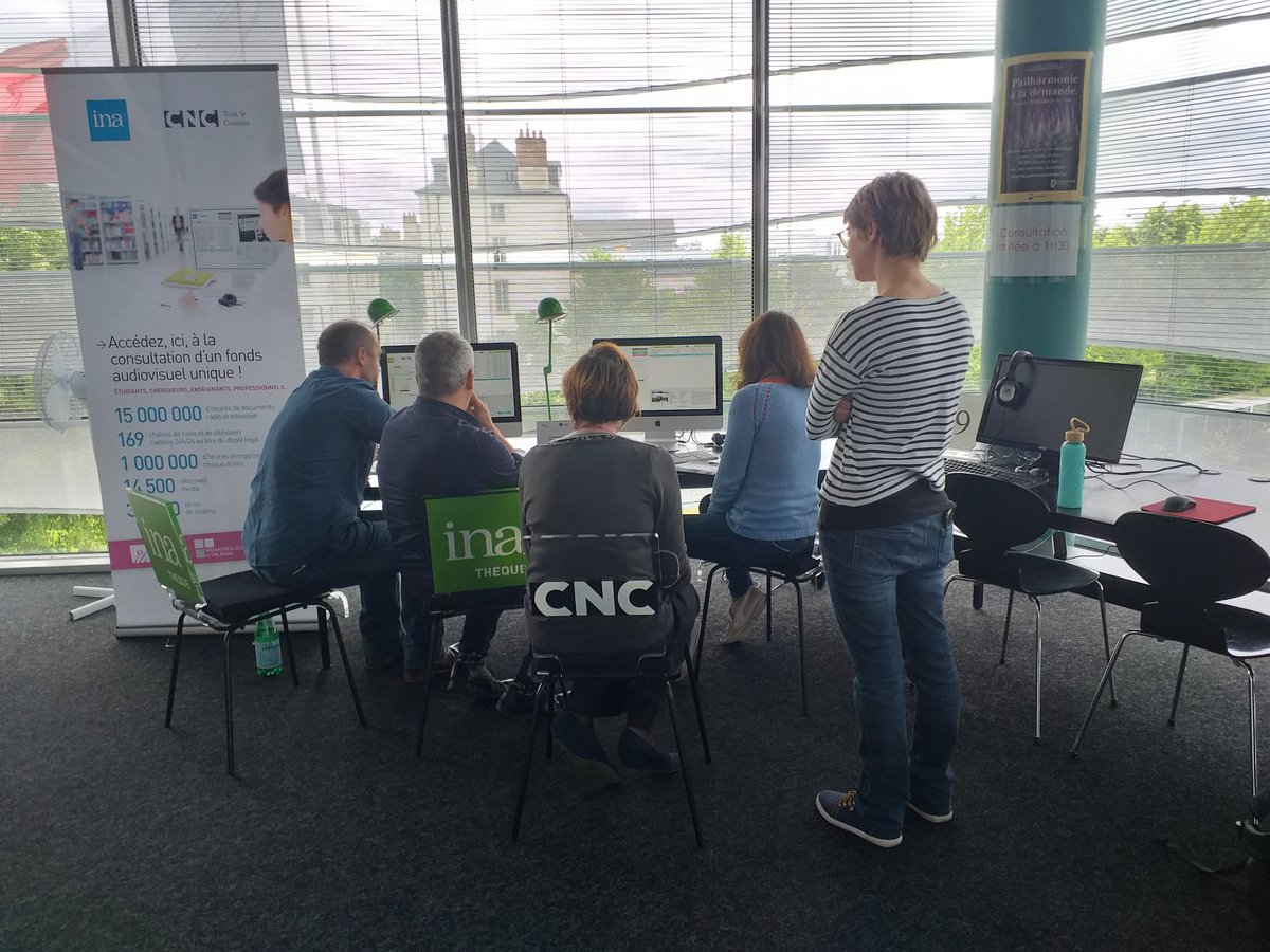 pascalesolon's tweet photo. Après un premier atelier jeudi dernier, découverte ce matin des archives du web de @DLwebBnF et de @Inatheque1 de @Ina_audiovisuel par un 2e groupe de professionnels des BU de @Univ_Orleans à la Médiathèque de @OrleansMetropol. Merci pour l'accueil ! #BUBM #mediationnumerique https://t.co/OkXdKrN5DJ