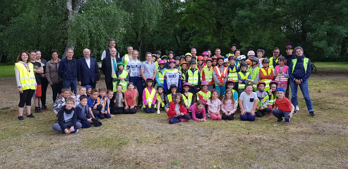 8ème étape du P’tit Tour de l’ @VienneUsep !
Présence de M. T. Claverie IA-DASEN86 pour accueillir avec M. Barc, président de la <a href="/ligue86/">Ligue de l'enseignement de la Vienne</a> de M. Saumur, maire de St Secondin, des  professionnelles de la @FDJ_NAqui_Fut les élèves des écoles de Champagné St Hilaire et de St Secondin