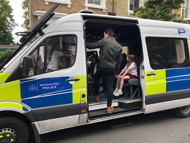 RedPartnerships's tweet image. During sport today Keats were lucky enough to have a visit from the @metpoliceuk they had a great time learning about the police van and even got to use some of the riot shields and helmets. #RedcliffeEnrichment #ipredictariot @RedcliffeSchool