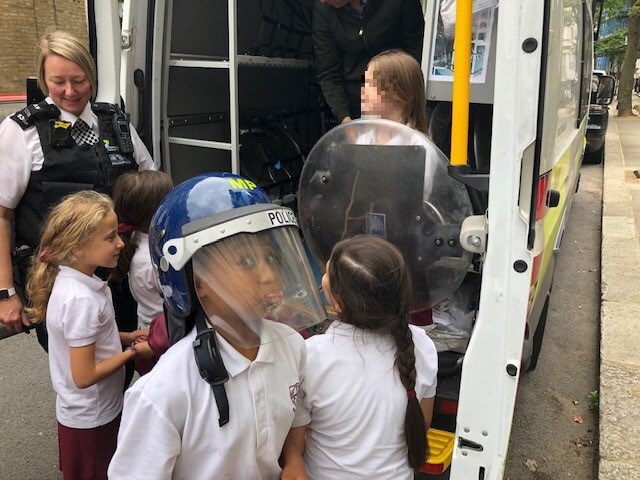 RedPartnerships's tweet image. During sport today Keats were lucky enough to have a visit from the @metpoliceuk they had a great time learning about the police van and even got to use some of the riot shields and helmets. #RedcliffeEnrichment #ipredictariot @RedcliffeSchool